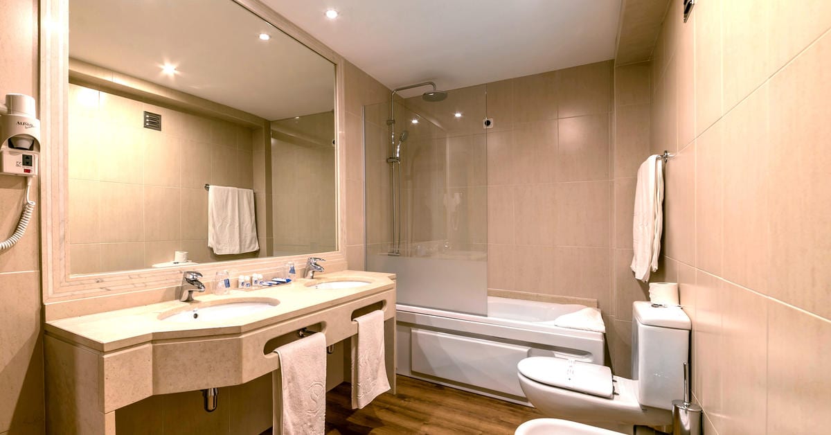 30TRYPCovilhaDonaMaria-Master_Suite_Bathroom.jpg