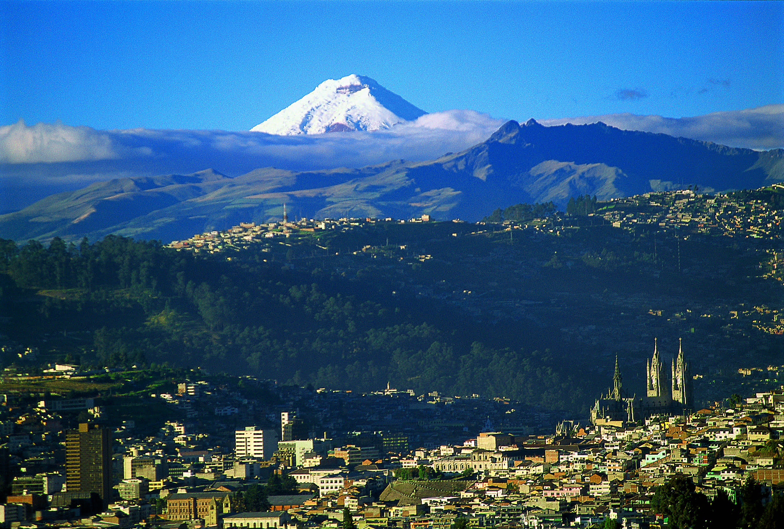 Quito_view-of-the-Cotopaxi-from-the-city.jpg